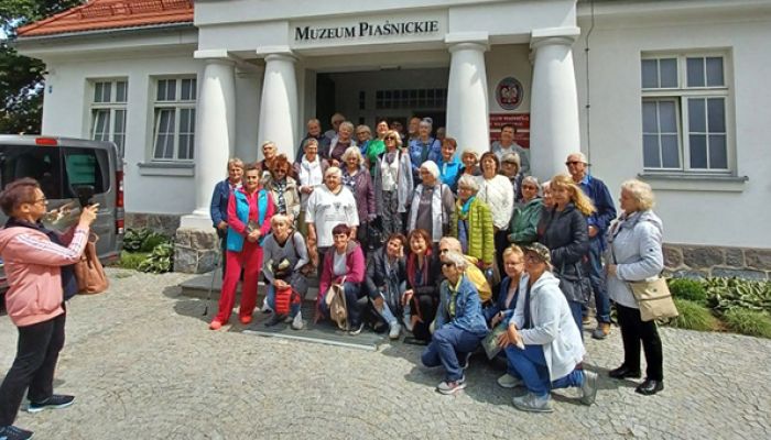 goście z Kobylnicy przed Muzeum Piaśnickim w Wejherowie
