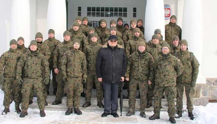 żołnierze z Lęborka przed Muzeum Piaśnickim