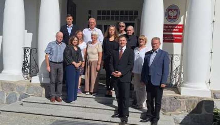 członkowie społecznej rady Muzeum Piaśnickiego przed muzeum