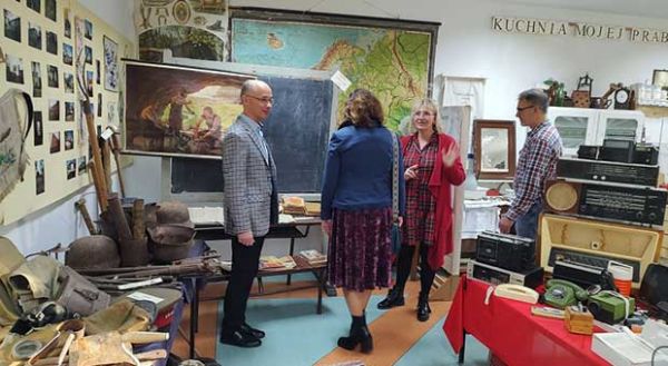 pani kierownik z dyrektorem i nauczycielami w Izbie Pamięci szkoły w Starzynie