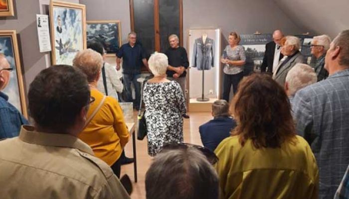 uczestnicy podczas wernisażu wystawy w Muzeum Ziemi Puckiej