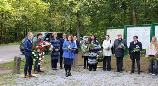 uczestnicy podczas uroczystości w Lesie Piaśnickim