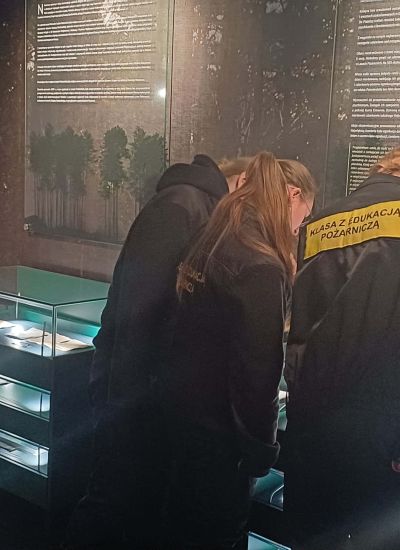 uczniowie oglądają wystawę w Muzeum Piaśnickim