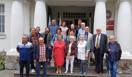 goście stoją przed budynkiem Muzeum Piaśnickiego