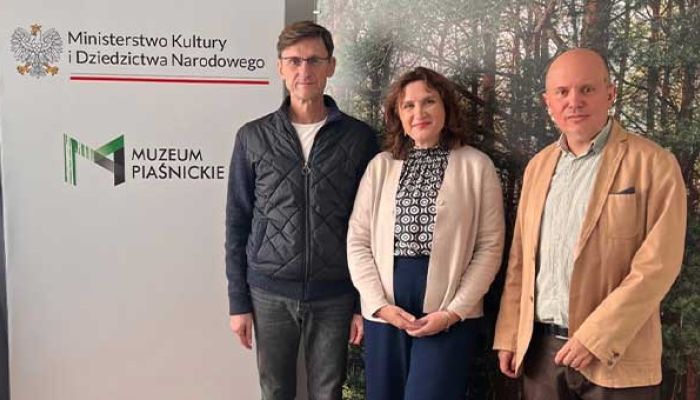 Andrzej Wyrobca z dr Magdaleną Sachą i Piotrem Tarnowskim pozują do zdjęcia