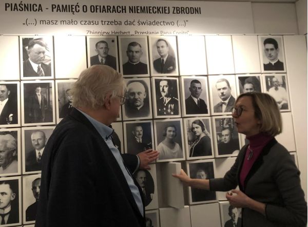 muzealnicy oglądają wystawę w Muzeum Piaśnickim w Wejherowie