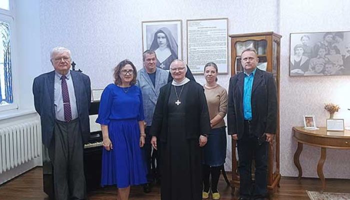 pracownicy muzeum w Izbie Pamięci bł. siostry Alicji Kotowskiej