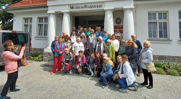 goście z Kobylnicy przed Muzeum Piaśnickim w Wejherowie
