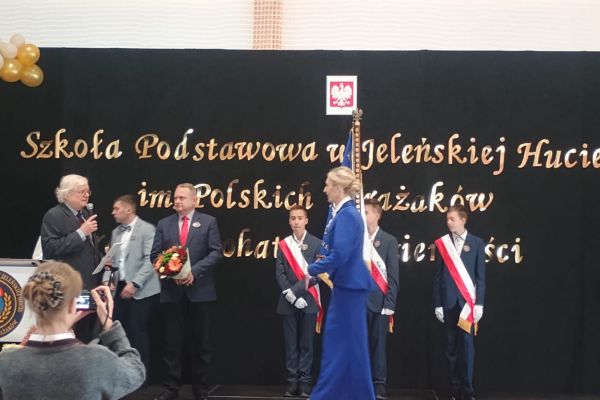 złożenie gratulacji z okazji nadania nowej nazwy szkoły podstawowej w Jeleńskiej Hucie