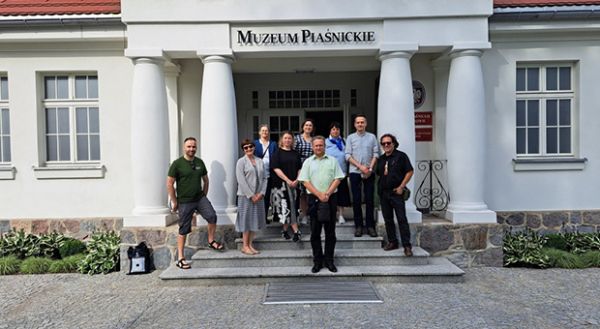 grupa ludzi przed Muzeum Piaśnickim w Wejherowie