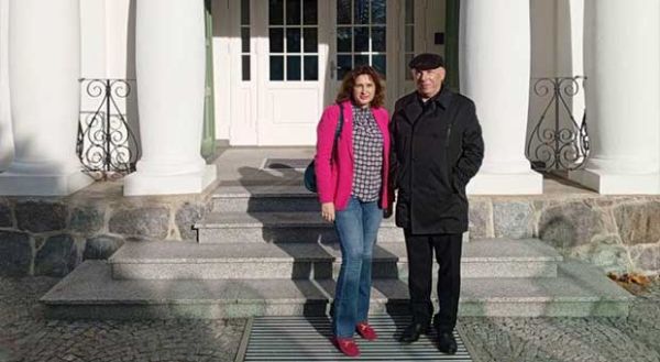 prof. Cezary Obracht-Prądzyński z dr Magdaleną Sachą przed Muzeum Piaśnickim