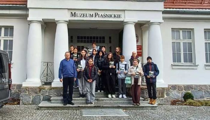 uczniowie przed Muzeum Piaśnickim w Wejherowie