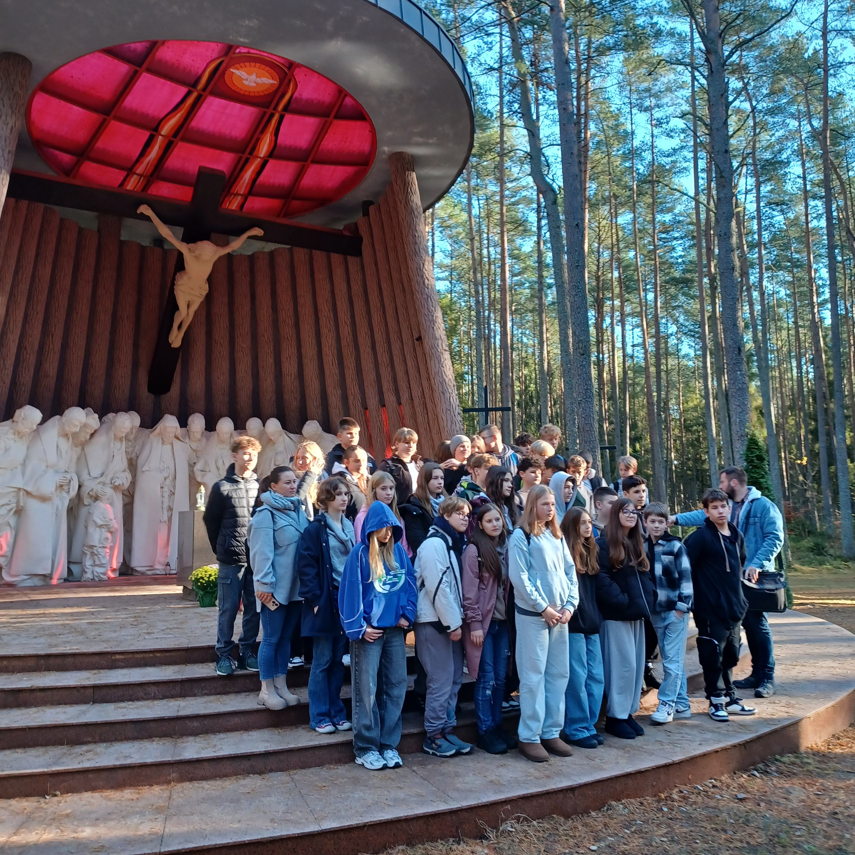 uczniowie pozują do zdjęcia w Sanktuarium Piaśnickim
