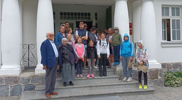 grupa ze Wspólnoty Salki Wawrzyniec z Pniew przed muzeum