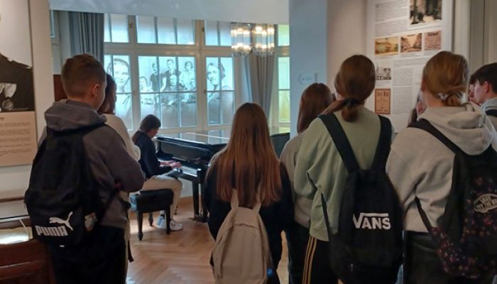 grupa młodzieży w sali muzealnej Muzeum Piaśnickiego