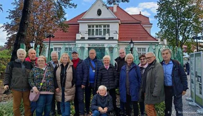 członkowie Wielkopolskiego Klubu Publicystów Krajoznawczych przed Muzeum Piaśnickim
