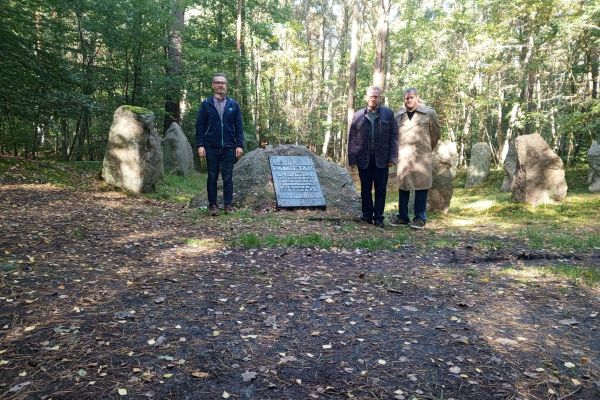 pracownicy Muzeum Piaśnickiego w leśnym krematorium KL Stutthof