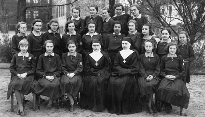 błogosławiona siostra Alicja Kotowska wśród uczennic