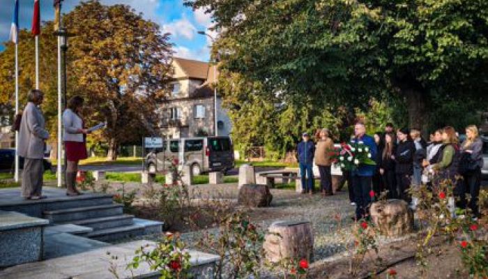 składanie kwiatów przed pomnikiem