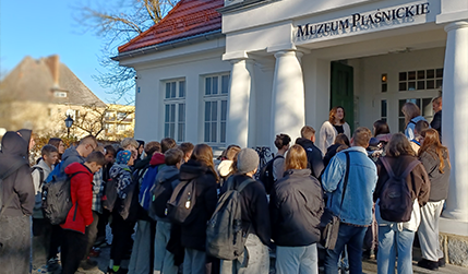 uczniowie ze szkoły podstawowej przed siedzibą Muzeum Piaśnickiego
