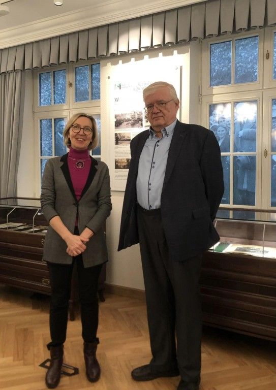 pracownik muzeum pozuje go zdjęcia z gościem w Muzeum Piaśnickim