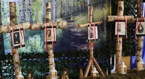 drewniane krzyże ze zdjęciami ofiar Piaśnicy