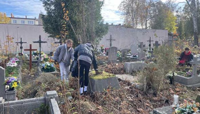 uczniowie sprzątają stary cmentarz w Wejherowie