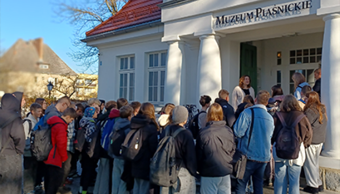 uczniowie ze szkoły podstawowej przed siedzibą Muzeum Piaśnickiego