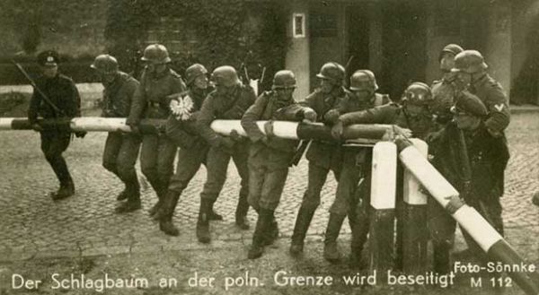 niemieccy żołnierze dewastują szlaban w Orłowie