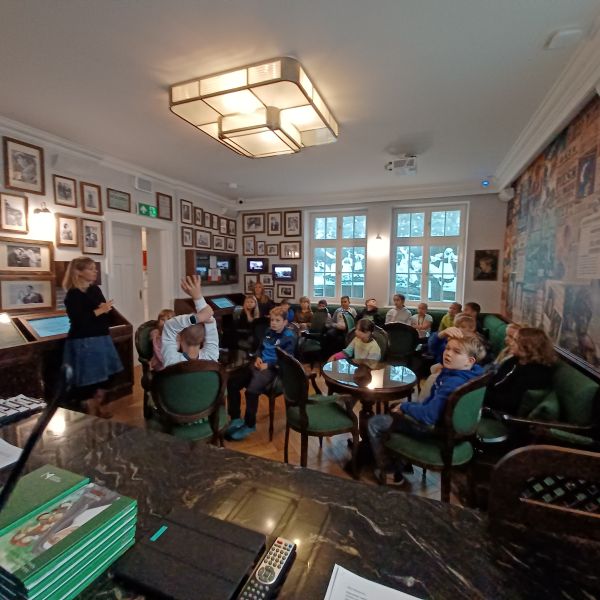 uczniowie biorą udział w quizie w Muzeum Piaśnickim