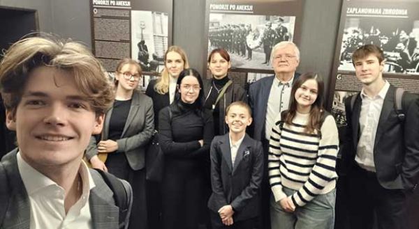 uczniowie liceum pozują z pracownikiem Muzeum Piaśnickiego