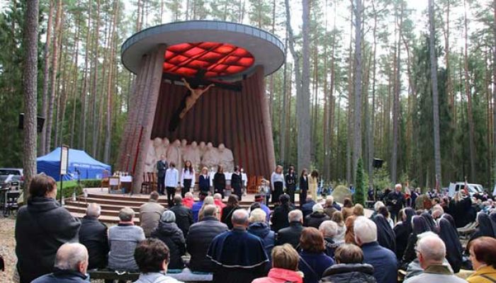 Nabożeństwo oczekiwania w sanktuarium w Lesie Piaśnickim