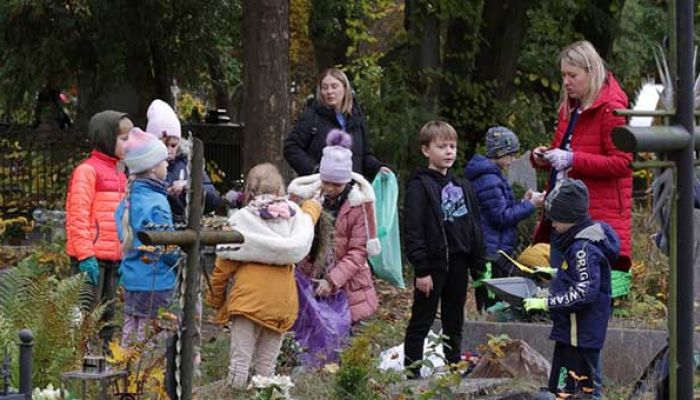 uczniowie sprzątają wejherowski cmentarz