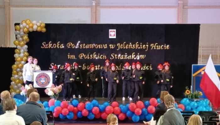 dzieci przebrane za strażaków występują przed publicznością