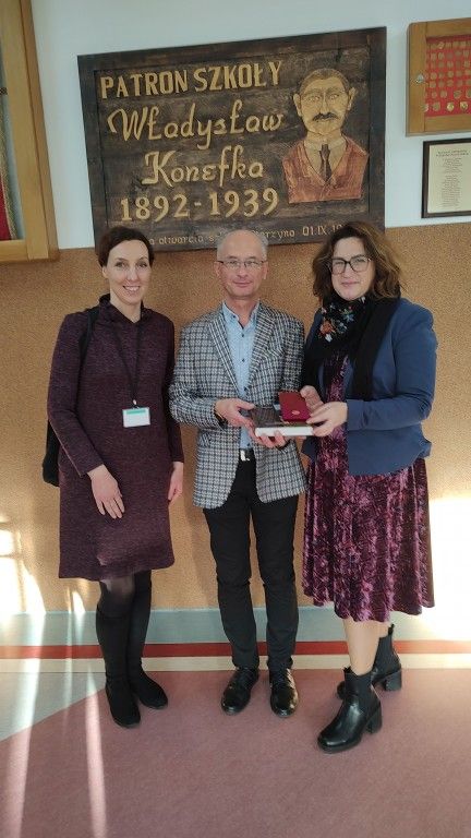 dr Magdalena Sacha, Lucyna Kurpiewska i dyrektor szkoły w Starzynie