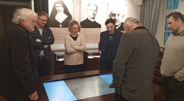 pracownicy Muzeum z muzealnikami Muzeum Stutthof