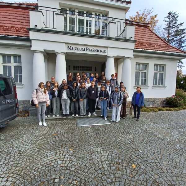 uczniowie pozują do zdjęcia przed Muzeum Piaśnickim