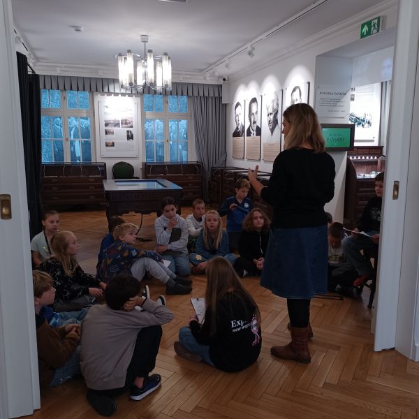 uczniowie wysłuchują nauczycielkę w Muzeum Piaśnickim