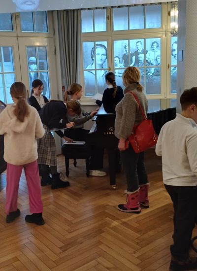 uczniowie oglądają wystawę w Muzeum Piaśnickim