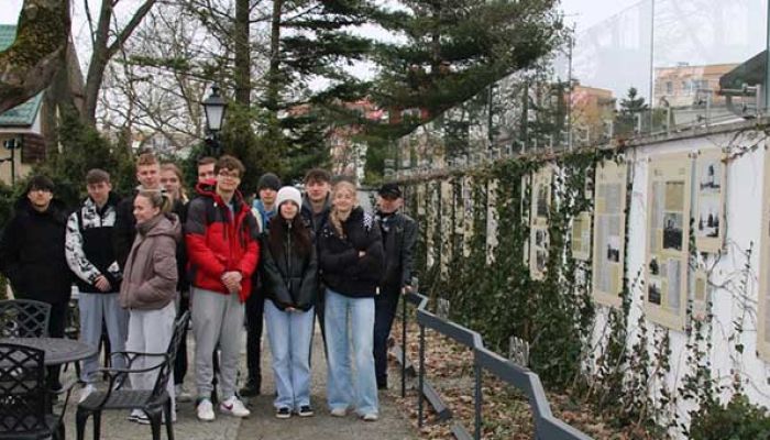 młodzież pozuje do zdjęcia w ogrodzie Muzeum Piaśnickiego