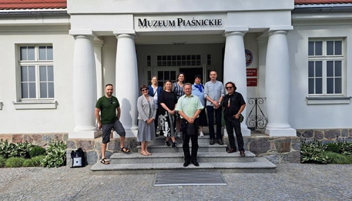 grupa ludzi przed Muzeum Piaśnickim w Wejherowie
