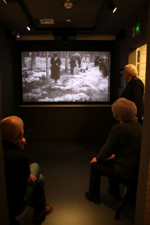 goście oglądają filmy o zbrodni Piaśnickiej w Muzeum Piaśnickim