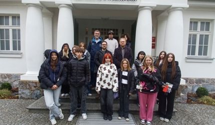 uczniowie przed Muzeum Piaśnickim w Wejherowie