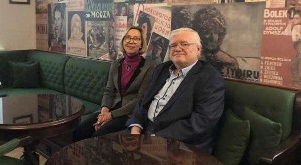 Dariusz Bąkowski i Benita Grzenkowicz-Ropela siedzą na kanapie i pozują do zdjęcia