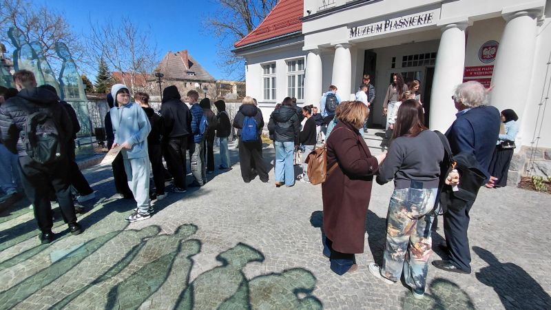 goście przed Muzeum Piaśnickim w Wejherowie