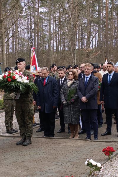 pracownicy muzeum piaśnickiego składają wieniec przed pomnikiem