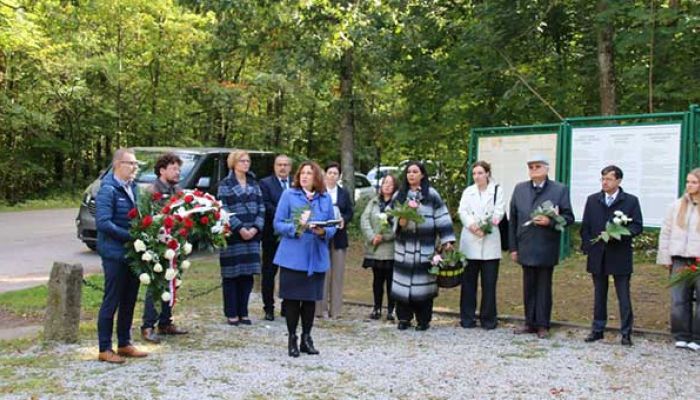 uczestnicy podczas uroczystości w Lesie Piaśnickim