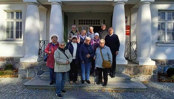 Klub Seniora "Przymorzanie" przed Muzeum Piaśnickim