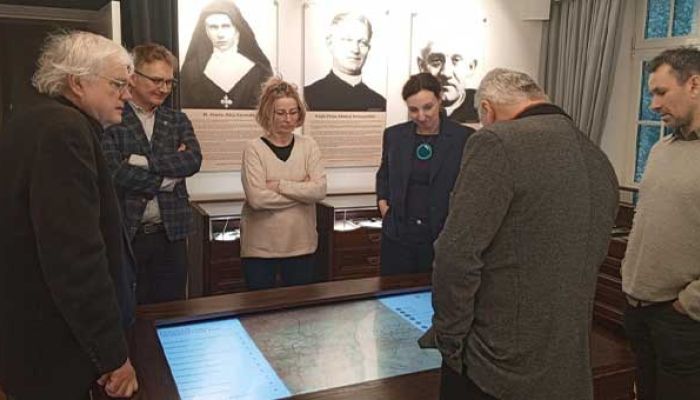 pracownicy Muzeum z muzealnikami Muzeum Stutthof