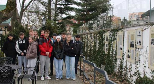 młodzież pozuje do zdjęcia w ogrodzie Muzeum Piaśnickiego